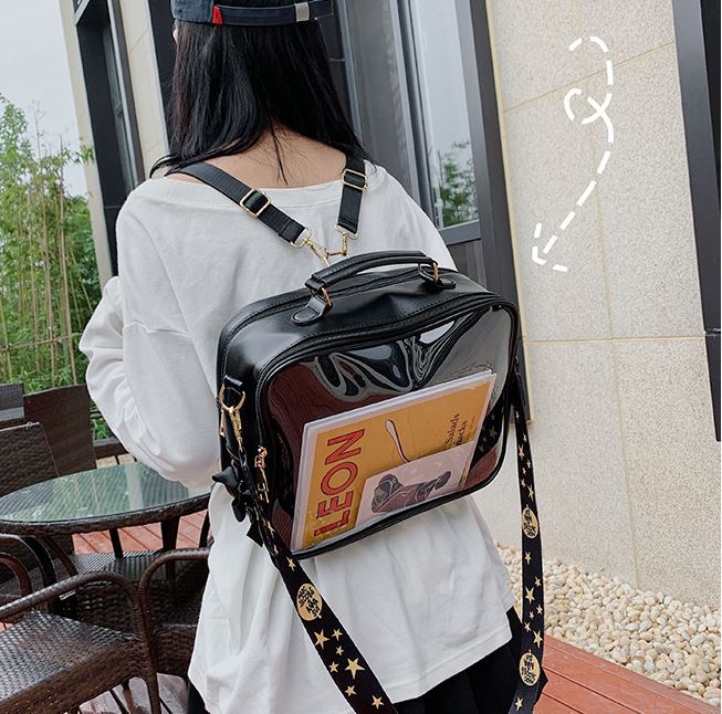 2way仕様のシンプルなスクエアクリアショルダーバッグ。 通勤や通学から旅行まで幅広く使えるおしゃれなバッグです。 ■カラー 【ブラック】【イエロー】【パープル】【ピンク】【ベージュ】【グリーン】【ブ